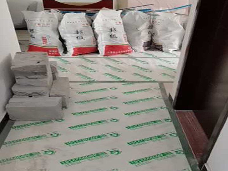 地面成品保護：滿鋪成品瓦楞紙板，再用干凈彩條布滿鋪在普通石膏板上，在彩條布交接處及轉角處用膠帶固定，也可選用木芯板或三夾板。材料選用視上人、車情況而定。 所有成品飾面板在安裝好后必須用PE保護膜覆蓋包起來，所有成品飾面板的陽角位必須用硬質紙護角或泡沫棉進行保護性包裝，防止交被其他施工人員碰撞。 1、入戶門扇用公司統一的門貼進行全面包裹保護，用透明膠帶將保護膜粘貼牢固平整。 2、用標準保護膜將門框三面保護完整并固定牢固。 3、工程完工后拆除保護膜時如果有粘貼時的膠痕，應用酒精或專用的清污劑清除膠。