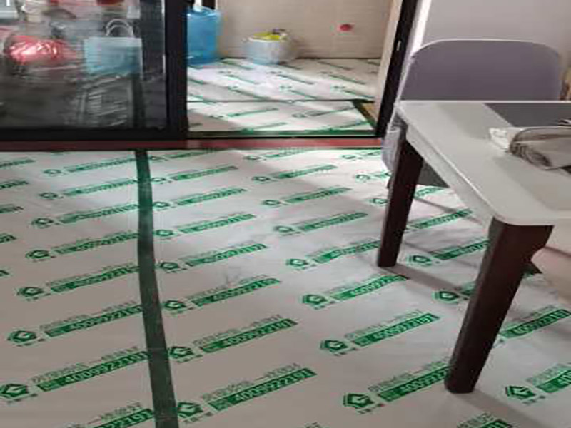 地面成品保護：滿鋪成品瓦楞紙板，再用干凈彩條布滿鋪在普通石膏板上，在彩條布交接處及轉角處用膠帶固定，也可選用木芯板或三夾板。材料選用視上人、車情況而定。 所有成品飾面板在安裝好后必須用PE保護膜覆蓋包起來，所有成品飾面板的陽角位必須用硬質紙護角或泡沫棉進行保護性包裝，防止交被其他施工人員碰撞。 1、入戶門扇用公司統一的門貼進行全面包裹保護，用透明膠帶將保護膜粘貼牢固平整。 2、用標準保護膜將門框三面保護完整并固定牢固。 3、工程完工后拆除保護膜時如果有粘貼時的膠痕，應用酒精或專用的清污劑清除膠。
