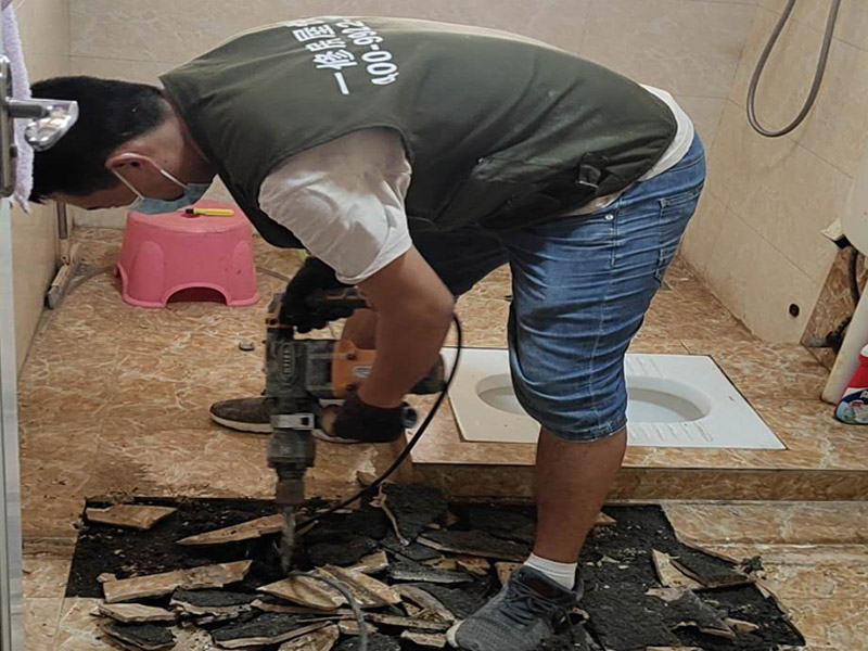 衛(wèi)生間地磚拆除：首先，拆除瓷磚時要用電，而電是從客廳臨時拉的，為了避免在施工過程中發(fā)生觸電的現(xiàn)象，將電拉進衛(wèi)生間內(nèi)。其次，舊房改造拆除瓷磚時可以用沖擊電鉆，這種工具方便快捷，可自由更換。但在使用前應檢查其是否靈活，可以通過空轉(zhuǎn)一分鐘的方法進行檢驗。用完之后及時進行清理。用具的拆除，可以提前將其拆除，也可以在拆磚的過程中同時進行。但并不是所有的用具都可以提前拆除，馬桶必須在瓷磚拆除之后才可以拆掉，要不然掉落的瓷磚會砸壞馬桶。用具拆除后，應將露出的電線接口用絕緣的東西綁住。