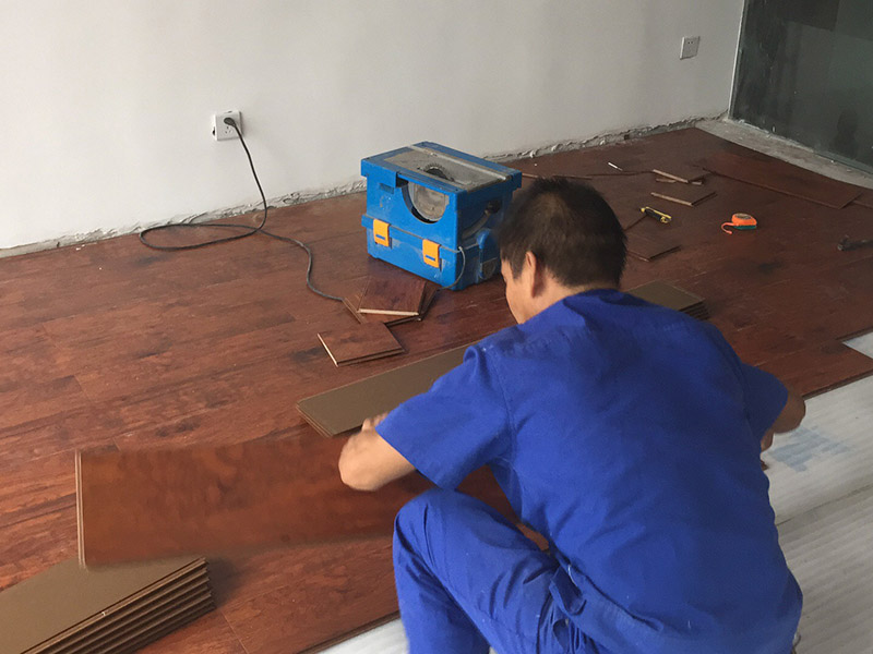木地板安裝方案:首先對于實木地板的安裝肯定要做好事前的檢查，檢查地面是否平整，地面的表面的各種高低值要不相差3mm，其地面還要干燥，整潔，要不留一點雜質,地板安裝的施工方法是采用平鋪式的施工方法，將地板距離墻邊、立柱等一些固定的物體之間的距離要留出大約9mm的長度，鋪裝的時候，還要確保每塊地板需要錯開30cm進行鋪裝，這樣看其來就非常美觀。鋪裝時，現在地面上鋪一層大約2mm厚度的地墊，其材質高密度聚乙烯制成，接口處需要用膠帶將其封住，然后再在地面上鋪上一層厚度為0.5mm以上的薄膜，然后在接縫處重接至50mm以上，最后用膠帶進行密封。