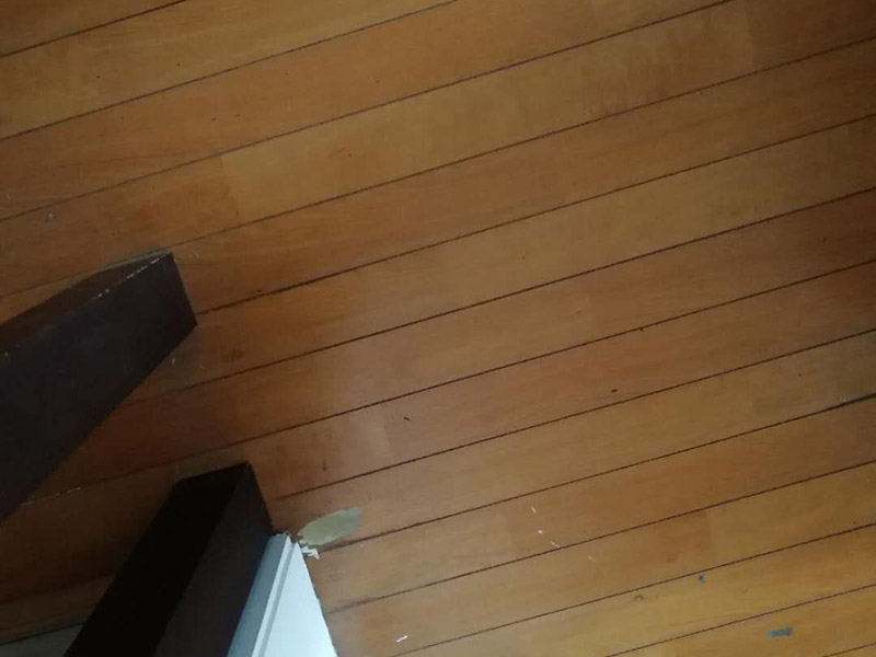 地板局部維修翻新：起下需替換的地板。用一字螺絲刀即將替換的地板短邊處鑿出一個1厘米長的縫隙,再用曲線鋸將需替換的地板表面鋸成十字形的鋸縫;然后將分紅四小片的地板取出。 整理膠水。用鋼鋸條整理原接口殘留的膠水,并確保整理好的榫槽便于裝置,假如整理不完全,接縫會不平或不嚴。能夠用有新榫頭小片地板在接口上來回滑動,找出殘留膠跡并鏟除,使修正后的地板漂亮。