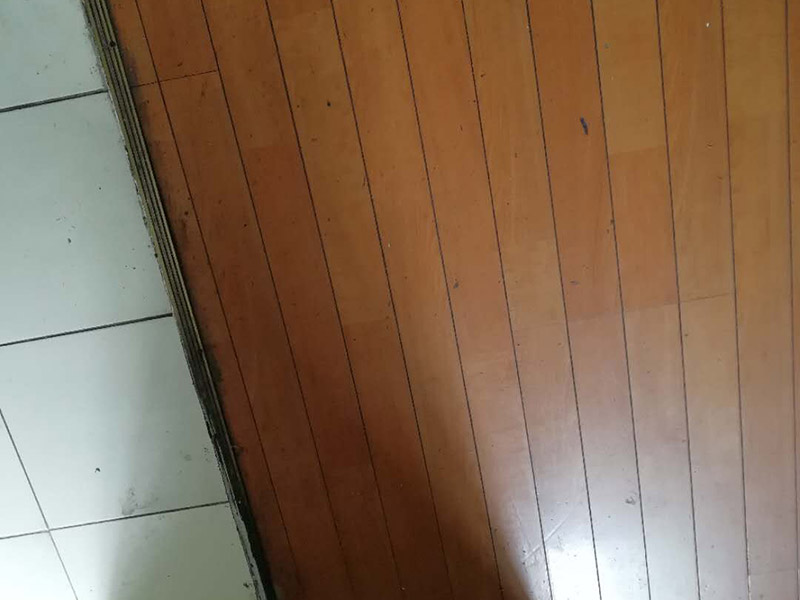 地板局部維修翻新：起下需替換的地板。用一字螺絲刀即將替換的地板短邊處鑿出一個1厘米長的縫隙,再用曲線鋸將需替換的地板表面鋸成十字形的鋸縫;然后將分紅四小片的地板取出。 整理膠水。用鋼鋸條整理原接口殘留的膠水,并確保整理好的榫槽便于裝置,假如整理不完全,接縫會不平或不嚴。能夠用有新榫頭小片地板在接口上來回滑動,找出殘留膠跡并鏟除,使修正后的地板漂亮。