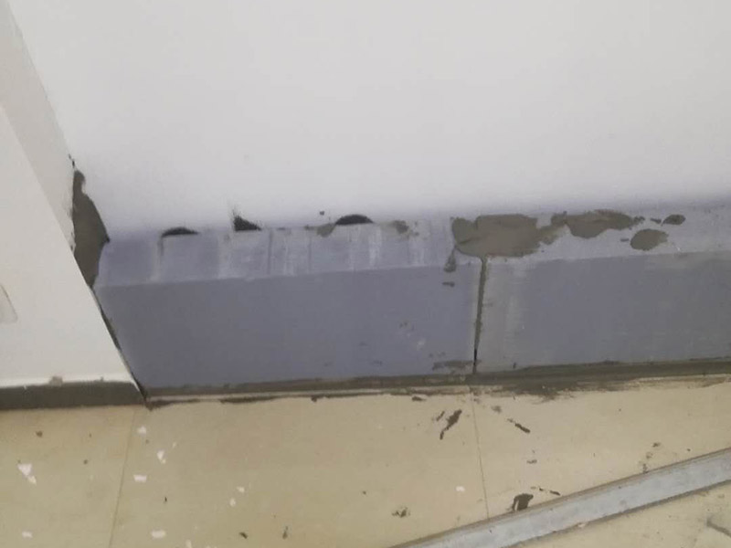 砌磚封門洞維修：裝修中封門洞就是在門上方有一個長方形的窗口，把那個封起來就是封門洞　　 老式房屋的門上方都帶氣窗，門洞總高度都在2.4-2.5m，而現在裝修門洞高度只留到2.1m左右，還有近40cm的高度的空洞需要封堵，這就叫門洞封堵。　　 裝修封門洞的方法一般都用石膏板，但能代替石膏板的材料也有很多。還有用紅磚砌