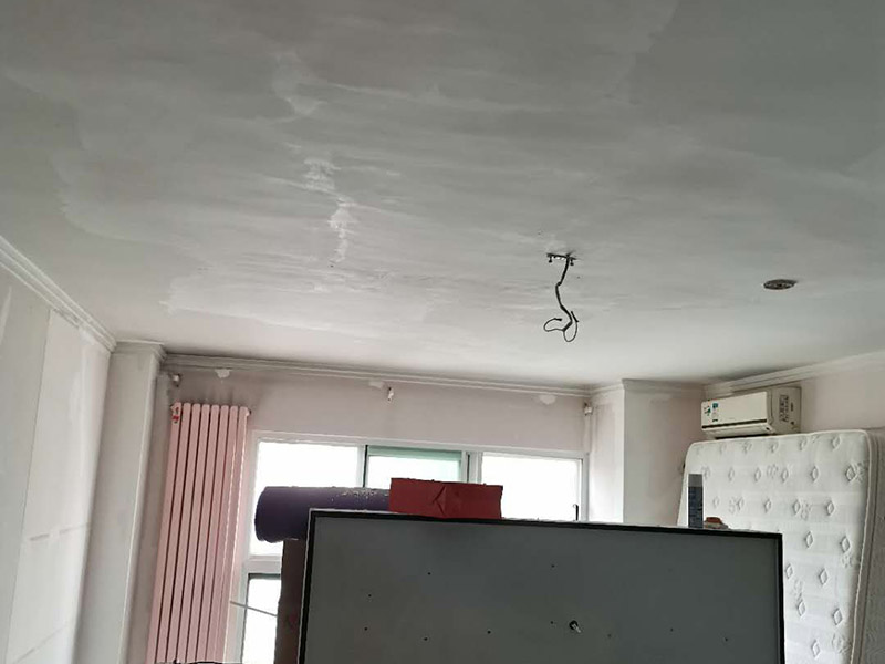 墻面找平刷漆：墻面基層加固。基層疏松的要先做鏟除，可以使用大品牌的專用墻面加固劑。防水處理。衛生間、廚房背面的墻體，長期潮濕水汽從墻體背后透出，會導致漆膜起泡脫落發霉，推薦使用防水漿料，可有效抵御水汽干擾。石膏板及吊頂接縫。像有些油漆品牌有專業的石膏基接縫膏以及配套的接縫紙帶，讓接縫平整牢固。抗裂處理。因為房屋沉降，原始基層材料問題，導致墻體會有開裂或細小裂痕，配套膩子使用網格布，讓抗裂有保障。墻面底層找平和面層收光。推薦使用成品膩子，只需添加清水，強度可靠，平整環保，底子打的好，面層更耐久。打磨平整，這個太重要了，有條件的可以批三層膩子。現在工人為了省事，都是打磨一遍就草草了事，比較負責的方法是，打磨完一遍后，上底漆時把有坑的地方補齊又打磨，上了面漆一遍后，又檢查再補齊又打磨。