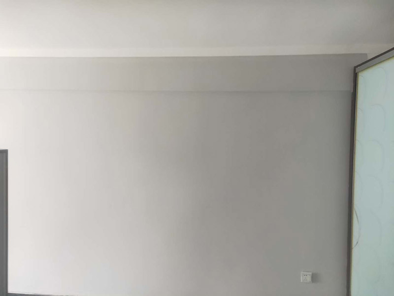 墻面刷乳膠漆：一般進行墻面處理之前木工家具和瓷磚鋪貼應該都已經完成，如果是二手房翻新可能成品會更多。為了防止處理墻面的過程中成品被墻皮、粉塵、涂料污染，應認真對房間內已有成品進行保護。封固包含兩個方面，一個是裂縫、開槽、孔洞的填補，這個用修補類的石膏產品就可以了；還有一個是墻面基層的固化，這個一般使用固化劑來做，也有一些情況需要用固化能力更強的貼布（牛皮紙）來解決。做好墻面封固之后，如果墻面的平整度超過5mm，為了更方便的找平，建議先使用厚找平材料做厚找平。厚找平材料一般批刮1遍即可，盡量不要太厚，以能找平為準。為了在刷漆時獲得更好的表現效果，精找平材料批刮之后一般都要用細砂紙整體打磨一遍，使墻面更加平整、光滑。如果不打算刷漆了，那就不需要進行打磨了。