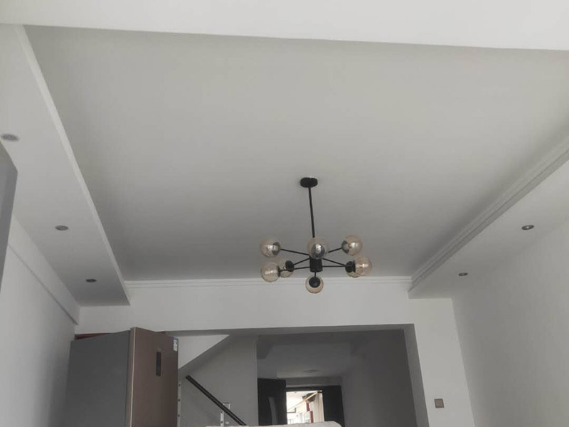 墻面乳膠漆翻新：1、使用吸塵器進行除塵工序，利用吸塵器的毛刷充分摩擦被清潔表面，去除灰塵。 2、對于局部污染或是有油漬的地方，需要使用聚氨酯稀釋劑來清洗。 3、局部有霉藻的部位，需要使用防霉溶液清洗，晾干或噴濕后鏟除。 4、對于已經剝落或是破損的地方，先將破損部位松動的部分打磨掉，清理干凈，再使用柔性膩子進行修補。待表面修補平整后，再涂裝底漆。 5、先將破損、松動的部分清理干凈，使用柔性膩子進行修補，表面修補平整后涂裝805膠水。 6、在涂刷膠水的基層上滿刮膩子膏。 7、涂刷底漆，要均勻涂刷一遍，要求無露底、流墜現象。 8、 涂刷面漆， 均勻涂刷兩遍，待靠前遍干燥后涂刷第二遍，要求無露底、流墜。