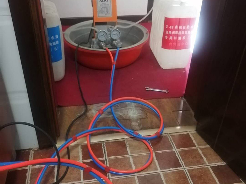 衛生間防水維修:一般來說，在水電改造工程驗收完畢后，便可開始進行衛生間的防水裝修工程。首先應對其墻面進行處理，查看衛生間墻面是否存在空鼓現象，若有則應立即標記出來進行處理。同時，還要用水泥砂漿將水電改造后凹凸不平的墻面和地面進行找平，否則會給后期瓷磚的鋪設帶來一定的困難。 將廁所的墻面和地面進行找平后，要對其進行仔細的清理，避免遺留下其他裝修雜質，從而影響衛生間防水層的效果，降低其防水作用。同時，檢查其下水管道、排水管道內是否存有雜物，若有也一并清理干凈，否則很容易造成廁所堵塞的問題。 在衛生間防水層裝修的時候，通常都會選擇使用防水涂料，在涂抹防水涂料的時候，要將所有衛生間的輕體墻、下水管道、煙道等接縫處涂滿，避免其產生漏水等現象。而其墻面的防水涂料高度則要達到1.8米以上，避免洗澡的時候造成墻體受潮，從而損害衛生間的防水層。