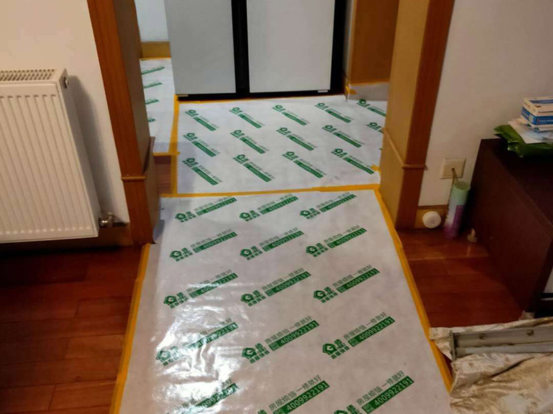 陽臺裝修翻新:1、老墻面在翻新前一定要做墻面基底處理，粉化嚴重要鏟除,鏟除后披純白水泥一遍,原墻面過于光滑、刷過油漆、乳膠漆的須作鏟除后做打磨處理。把粘結不牢的表皮及浮塵去掉,便于新涂料和墻體粘結.如果有掉皮的凹進去的部分最好有膩子補一下。  　　 2、墻面底漆的作用是抗堿防潮、封固基材、保護面漆、提高面漆的質感和遮蓋力。尤其是老房翻新，墻面一定要做底漆，直接上面漆墻面容易起泡發霉，日照久了墻面顏色也容易發生變化。  　　 3、對于已上漆墻面的修補相對而言很難達到理想效果，所以對于已上漆墻面的修補最好是整塊的墻面，或盡可能選擇較大的面積進行修補，這樣可以盡量避免色差。  　　 4、注意按照漆桶說明配比及涂刷,最好估算好用量,一次準備足夠的量更為重要,這樣才能保證顏色相同。涂料廠雖然提供了色卡,但由于老墻面本身堿性比較強，效果可能會有差距。