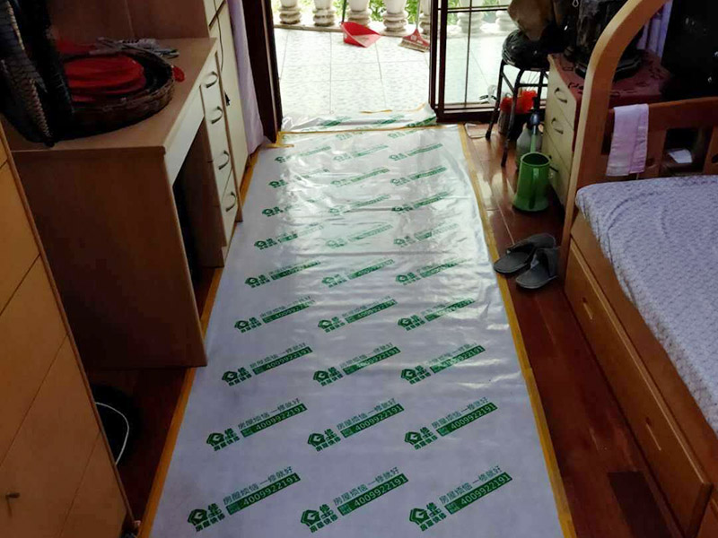 陽臺裝修翻新:1、老墻面在翻新前一定要做墻面基底處理，粉化嚴重要鏟除,鏟除后披純白水泥一遍,原墻面過于光滑、刷過油漆、乳膠漆的須作鏟除后做打磨處理。把粘結不牢的表皮及浮塵去掉,便于新涂料和墻體粘結.如果有掉皮的凹進去的部分最好有膩子補一下。  　　 2、墻面底漆的作用是抗堿防潮、封固基材、保護面漆、提高面漆的質感和遮蓋力。尤其是老房翻新，墻面一定要做底漆，直接上面漆墻面容易起泡發霉，日照久了墻面顏色也容易發生變化。  　　 3、對于已上漆墻面的修補相對而言很難達到理想效果，所以對于已上漆墻面的修補最好是整塊的墻面，或盡可能選擇較大的面積進行修補，這樣可以盡量避免色差。  　　 4、注意按照漆桶說明配比及涂刷,最好估算好用量,一次準備足夠的量更為重要,這樣才能保證顏色相同。涂料廠雖然提供了色卡,但由于老墻面本身堿性比較強，效果可能會有差距。