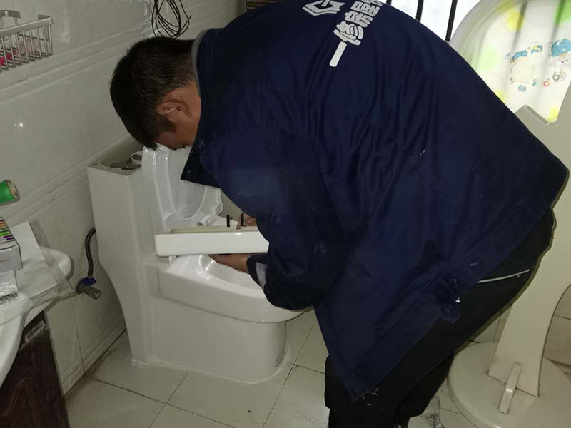 衛生間馬桶安裝：必須查看一下排污管道內是不是有泥沙、廢紙等雜物的堵塞，同時也要檢查清楚馬桶所安裝的位置地面前后左右是否水平，不平需要找平。確認好排污管的中心，方法很簡單，就是把馬桶翻轉過來，然后在馬桶的排污口中心處劃出十字中心線，注意下十字中心線則要延伸到馬桶底部以及四周的腳邊。先把馬桶與地面排污口的十字線對準，確保水平安裝馬桶的同時再用力壓緊密封圈，下一步就是安裝地腳的螺絲與裝飾帽固定馬桶。固定馬桶后，需要在排污口安裝專用的密封圈，或者在四周涂上一圈玻璃膠（油灰）或是水泥砂漿，建議水泥與砂的比例則為1:3。