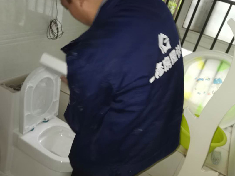 衛生間馬桶安裝：必須查看一下排污管道內是不是有泥沙、廢紙等雜物的堵塞，同時也要檢查清楚馬桶所安裝的位置地面前后左右是否水平，不平需要找平。確認好排污管的中心，方法很簡單，就是把馬桶翻轉過來，然后在馬桶的排污口中心處劃出十字中心線，注意下十字中心線則要延伸到馬桶底部以及四周的腳邊。先把馬桶與地面排污口的十字線對準，確保水平安裝馬桶的同時再用力壓緊密封圈，下一步就是安裝地腳的螺絲與裝飾帽固定馬桶。固定馬桶后，需要在排污口安裝專用的密封圈，或者在四周涂上一圈玻璃膠（油灰）或是水泥砂漿，建議水泥與砂的比例則為1:3。