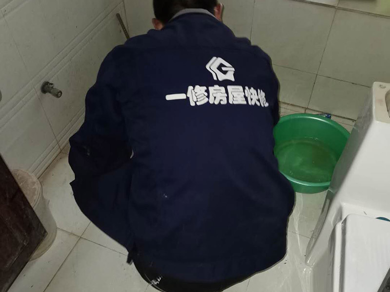 衛生間馬桶安裝：必須查看一下排污管道內是不是有泥沙、廢紙等雜物的堵塞，同時也要檢查清楚馬桶所安裝的位置地面前后左右是否水平，不平需要找平。確認好排污管的中心，方法很簡單，就是把馬桶翻轉過來，然后在馬桶的排污口中心處劃出十字中心線，注意下十字中心線則要延伸到馬桶底部以及四周的腳邊。先把馬桶與地面排污口的十字線對準，確保水平安裝馬桶的同時再用力壓緊密封圈，下一步就是安裝地腳的螺絲與裝飾帽固定馬桶。固定馬桶后，需要在排污口安裝專用的密封圈，或者在四周涂上一圈玻璃膠（油灰）或是水泥砂漿，建議水泥與砂的比例則為1:3。