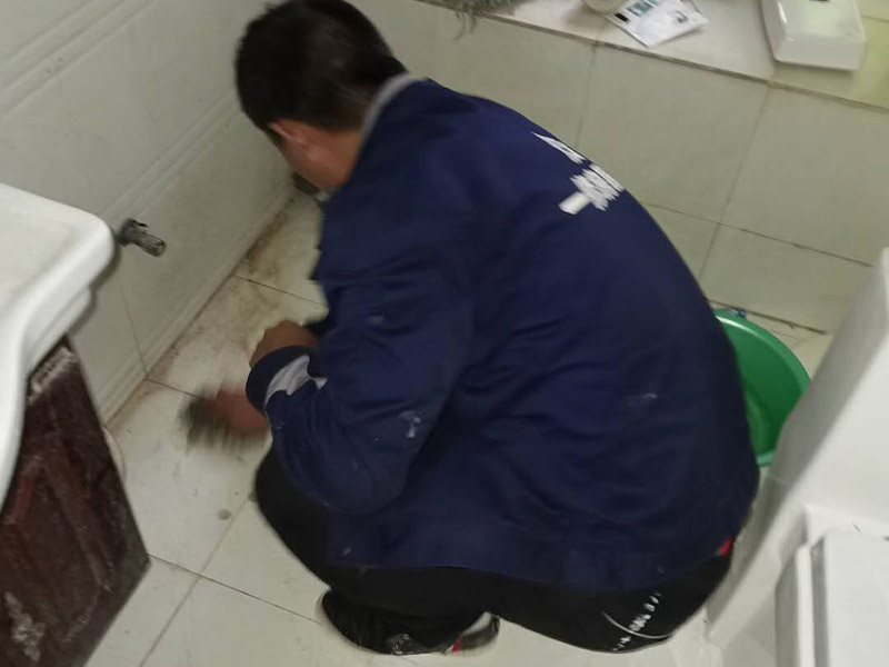 衛生間馬桶安裝：必須查看一下排污管道內是不是有泥沙、廢紙等雜物的堵塞，同時也要檢查清楚馬桶所安裝的位置地面前后左右是否水平，不平需要找平。確認好排污管的中心，方法很簡單，就是把馬桶翻轉過來，然后在馬桶的排污口中心處劃出十字中心線，注意下十字中心線則要延伸到馬桶底部以及四周的腳邊。先把馬桶與地面排污口的十字線對準，確保水平安裝馬桶的同時再用力壓緊密封圈，下一步就是安裝地腳的螺絲與裝飾帽固定馬桶。固定馬桶后，需要在排污口安裝專用的密封圈，或者在四周涂上一圈玻璃膠（油灰）或是水泥砂漿，建議水泥與砂的比例則為1:3。