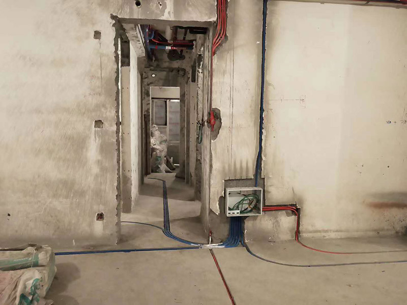 電路布線安裝：首先要根據 你對電的用途進行電路定位，定位完成后，電工根據定位和電路走向，開布線槽，線路槽很有講究，要橫平豎直，不過，規范的做法，不允許開橫槽，因為會影響墻的承受力。布線一般采用線管暗埋的方式。線管有冷彎管和PVC管兩種，冷彎管可以彎曲而不斷裂，是布線的最好選擇，因為它的轉角是有弧度的，線可以隨時更換，而不用開墻。