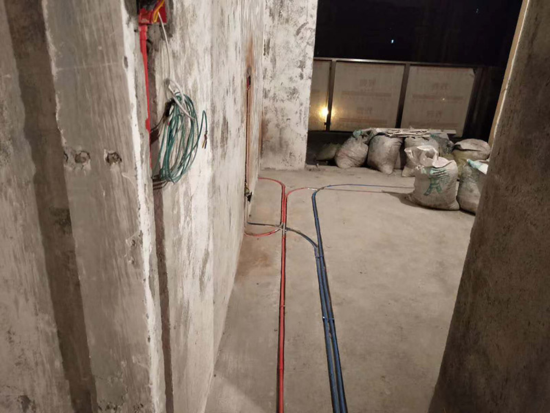 電路布線安裝：首先要根據 你對電的用途進行電路定位，定位完成后，電工根據定位和電路走向，開布線槽，線路槽很有講究，要橫平豎直，不過，規范的做法，不允許開橫槽，因為會影響墻的承受力。布線一般采用線管暗埋的方式。線管有冷彎管和PVC管兩種，冷彎管可以彎曲而不斷裂，是布線的最好選擇，因為它的轉角是有弧度的，線可以隨時更換，而不用開墻。