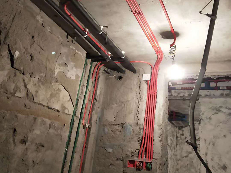 電路布線安裝：首先要根據 你對電的用途進行電路定位，定位完成后，電工根據定位和電路走向，開布線槽，線路槽很有講究，要橫平豎直，不過，規范的做法，不允許開橫槽，因為會影響墻的承受力。布線一般采用線管暗埋的方式。線管有冷彎管和PVC管兩種，冷彎管可以彎曲而不斷裂，是布線的最好選擇，因為它的轉角是有弧度的，線可以隨時更換，而不用開墻。