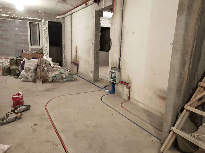 電路布線安裝：首先要根據 你對電的用途進行電路定位，定位完成后，電工根據定位和電路走向，開布線槽，線路槽很有講究，要橫平豎直，不過，規范的做法，不允許開橫槽，因為會影響墻的承受力。布線一般采用線管暗埋的方式。線管有冷彎管和PVC管兩種，冷彎管可以彎曲而不斷裂，是布線的最好選擇，因為它的轉角是有弧度的，線可以隨時更換，而不用開墻。