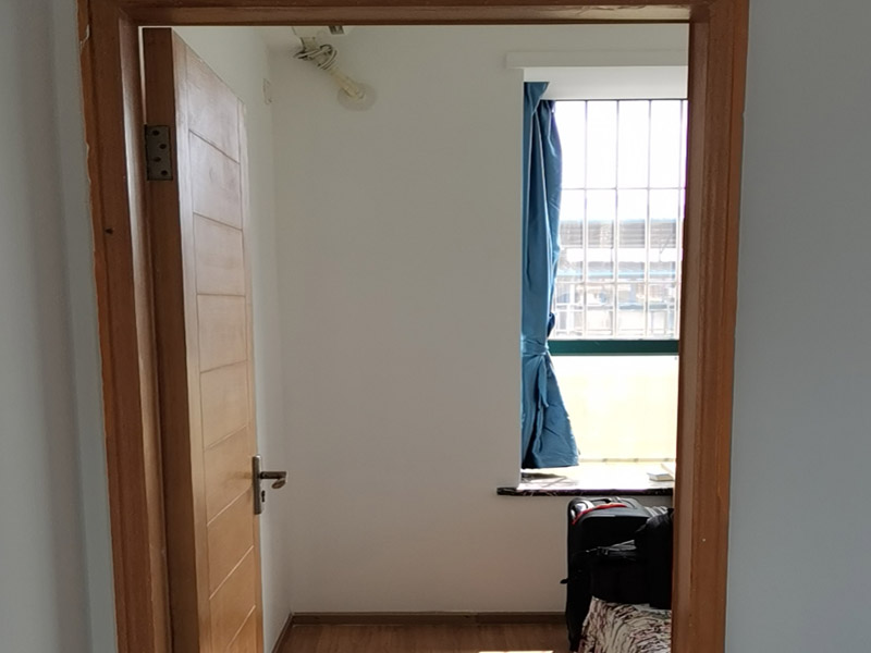 墻面翻新裝修:首先在做翻新的時(shí)候一定要把之前的墻面給處理干凈，粉化嚴(yán)重的一定要鏟除干凈。由于之前的墻面有刷過(guò)油漆和乳膠漆，所在做完鏟除后一定要做打磨處理，將原來(lái)墻體上的結(jié)實(shí)的表皮及浮沉全部清理掉，如果說(shuō)墻體出現(xiàn)小部分的凹陷以及裂縫的話可以用膩?zhàn)由晕⑻钛a(bǔ)一下。清理干凈的墻面一定要刷一道底漆，墻面底漆的主要作用就是抗堿防潮、封固基材、保護(hù)面漆、提高面漆的質(zhì)量以及遮蓋力。 在修補(bǔ)的過(guò)程中要是沒(méi)有做到全面，并且上漆過(guò)程已經(jīng)做了的話那就會(huì)顯得相當(dāng)?shù)穆闊掀峁こ掏瓿珊蟮脑捲賹?duì)沒(méi)有修補(bǔ)到的地方進(jìn)行修補(bǔ)的話就會(huì)很難達(dá)到預(yù)想效果，最大的問(wèn)題就是會(huì)導(dǎo)致色差的問(wèn)題，所以在修補(bǔ)的時(shí)候一定要做到仔細(xì)、全面，不要為后面的工程造成負(fù)擔(dān)。