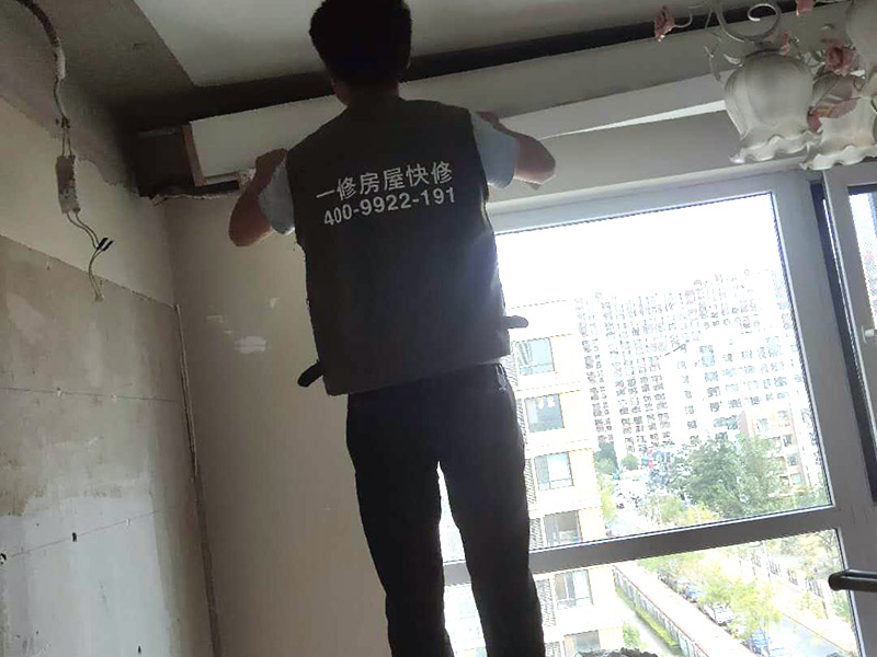 客廳背景墻吊頂拆除：1、原有吊頂裝飾物拆除時，應注意盡量拆除干凈，不保留原吊頂裝飾結(jié)構(gòu)。尤其是原吊頂內(nèi)的吊桿、掛件等承載吊頂重量的結(jié)構(gòu)必須拆除，這主要是從今后的安全考慮的。 2、拆除時要先切斷電源，原有的吊頂內(nèi)電路管線盡量拆除，不要再考慮繼續(xù)使用，因為原吊頂內(nèi)電路已經(jīng)基本沒有利用價值。 3、拆除時要考慮原吊頂內(nèi)的設備和設施的安全，還有一些住宅是空調(diào)系統(tǒng)，要避免因拆除時不注意損壞管線和設備。
