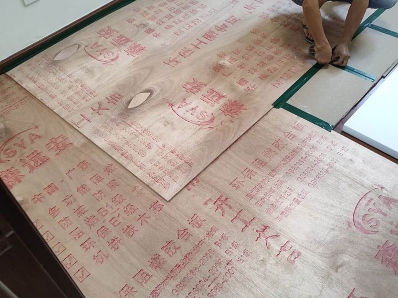 地板保護施工: 在進行家居裝修的過程中，首先完成的就是地面的鋪設。因此，我們在進行其余施工時一定要注意對剛鋪好的地板進行保護。而在裝修時灰塵是一定避免不了的，為了防止嶄新的地板被沾染灰塵以及施工團隊人員等的腳印，最好先在地板上鋪一層防塵布等作為保護膜。除此之外，還是要在一天裝修結束后的時間里對防塵布等進行灰塵的清除和家居保養工作，特別是灰塵堆積過厚的地方，以免將來裝修結束后因為灰塵過多清理時意外污染地板。