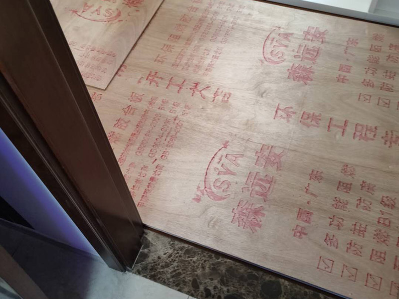 地板保護施工: 在進行家居裝修的過程中，首先完成的就是地面的鋪設。因此，我們在進行其余施工時一定要注意對剛鋪好的地板進行保護。而在裝修時灰塵是一定避免不了的，為了防止嶄新的地板被沾染灰塵以及施工團隊人員等的腳印，最好先在地板上鋪一層防塵布等作為保護膜。除此之外，還是要在一天裝修結束后的時間里對防塵布等進行灰塵的清除和家居保養工作，特別是灰塵堆積過厚的地方，以免將來裝修結束后因為灰塵過多清理時意外污染地板。