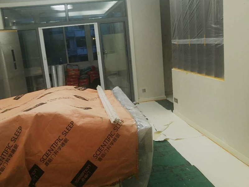 全屋舊墻紙撕除案例：1：在墻面頂部選一塊不顯眼的角落，用美工刀的刀尖將墻紙掀起。2：盡量貼近墻面，捏住墻紙的一角，試著將其從墻面上揭下。朝著自己的方向將墻紙剝離墻面，這樣更容易揭下墻紙。 用美工刀、剃刀片或墻紙刮刀(一種專用工具，在墻紙店可以買到)，沿水平方向將舊墻紙割開，讓溫肥皂水或墻紙剝除劑滲到墻紙的后面，軟化粘合劑，然后就可以從石膏墻上撕除或刮除墻紙了。如要噴涂墻紙剝除劑，需戴上粉刷工面罩，以免吸入化學氣體。