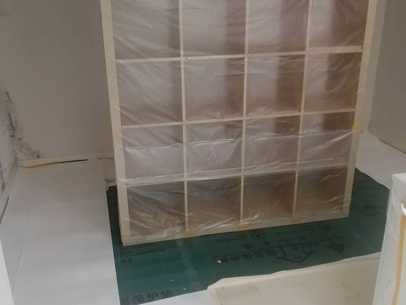 全屋舊墻紙撕除案例：1：在墻面頂部選一塊不顯眼的角落，用美工刀的刀尖將墻紙掀起。2：盡量貼近墻面，捏住墻紙的一角，試著將其從墻面上揭下。朝著自己的方向將墻紙剝離墻面，這樣更容易揭下墻紙。 用美工刀、剃刀片或墻紙刮刀(一種專用工具，在墻紙店可以買到)，沿水平方向將舊墻紙割開，讓溫肥皂水或墻紙剝除劑滲到墻紙的后面，軟化粘合劑，然后就可以從石膏墻上撕除或刮除墻紙了。如要噴涂墻紙剝除劑，需戴上粉刷工面罩，以免吸入化學氣體。