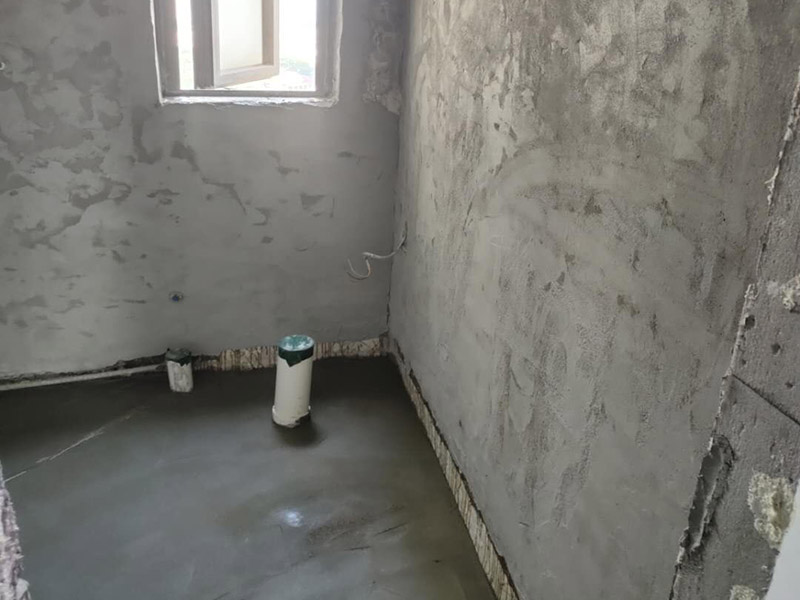衛生間地面找平施工：若地面基層尚可的情況下，可考慮選擇石膏地面找平法。因為地面整體還算平整，只有局部不平，使用這種方法可不增高地面，對層高不會有任何影響。而且施工簡單、快速，容易干燥。不過，不適合大面積地面找平。開始地面找平的第一步，對地面基層進行打磨處理，然后涂刷一遍界面劑，干燥后繼續涂刷第二遍;接著調配自流平水泥，使用工具來推，并借助滾筒工具來壓均勻，最后要保護地面等待完全干燥。