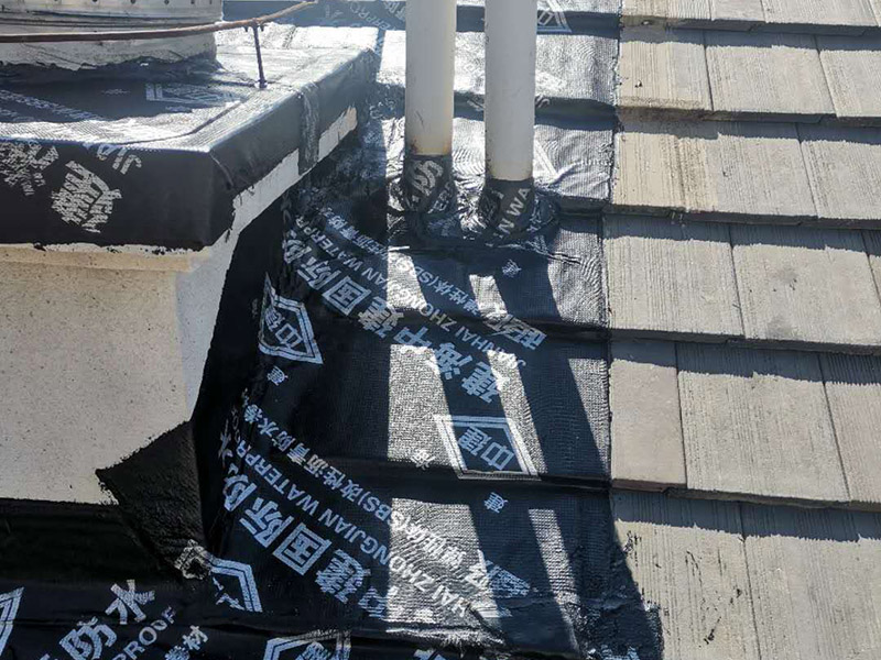 煙道漏水維修： 將煙道的兩個口（正常是四個方向開口）堵死后用防水涂料均勻涂刷好，如果還漏水的話，就從室內使用高壓注漿機將專用水性防水涂料（此涂料與水膨脹、立馬見效）注入砼內的毛細孔將其封死，效果相當好。 需要根治的話，那就復雜了：需要把滲水部位周圍的保溫層砸開，將原防水層破壞后，再在原砼面層上重新做防水處理。