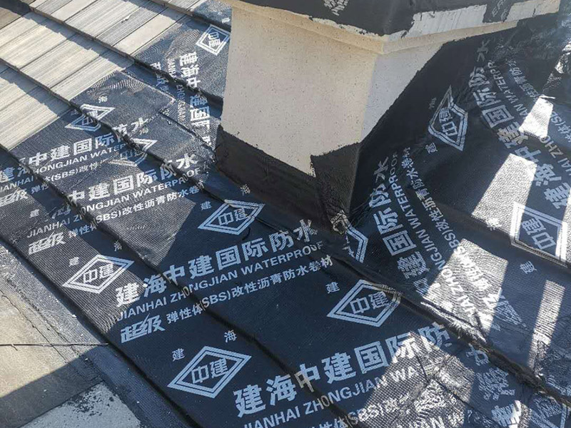煙道漏水維修： 將煙道的兩個口（正常是四個方向開口）堵死后用防水涂料均勻涂刷好，如果還漏水的話，就從室內使用高壓注漿機將專用水性防水涂料（此涂料與水膨脹、立馬見效）注入砼內的毛細孔將其封死，效果相當好。 需要根治的話，那就復雜了：需要把滲水部位周圍的保溫層砸開，將原防水層破壞后，再在原砼面層上重新做防水處理。