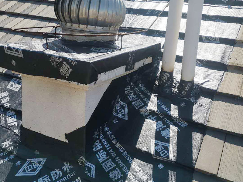 煙道漏水維修： 將煙道的兩個口（正常是四個方向開口）堵死后用防水涂料均勻涂刷好，如果還漏水的話，就從室內使用高壓注漿機將專用水性防水涂料（此涂料與水膨脹、立馬見效）注入砼內的毛細孔將其封死，效果相當好。 需要根治的話，那就復雜了：需要把滲水部位周圍的保溫層砸開，將原防水層破壞后，再在原砼面層上重新做防水處理。