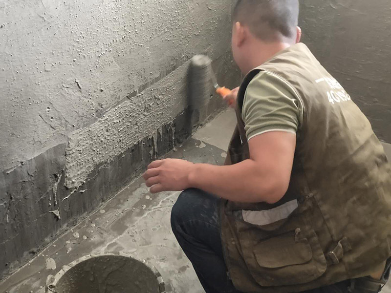 衛(wèi)生間防水工藝：1、基層處理：基層處理是衛(wèi)生間做防水的基礎(chǔ)工作，要找平地面，確保地面的平整干凈。如果地面有縫隙或者不平整的情況，后期可能會造成漏水等問題。 2、鋪貼涂料：鋪貼涂料時(shí)要做到用力均勻，不能漏刷、缺刷，避免脫落、開裂等，過于干燥的季節(jié)也不適宜做防水。涂刷的厚度小于1毫米比較好。 3、鋪保護(hù)層：做完防水涂層后一定要涂上表面防護(hù)涂料，對內(nèi)部材料起到保護(hù)的作用。鋪保護(hù)層與鋪防水涂料一樣要做到均勻、無裂痕、不脫落。 4、閉水試驗(yàn)：閉水實(shí)驗(yàn)是衛(wèi)生間做防水的最后一步，對防水施工進(jìn)行檢查。在防水層徹底干透后，在衛(wèi)生間蓄水24小時(shí)以上，看是否有漏水等現(xiàn)象。