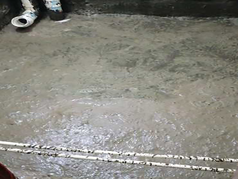廁所防水重裝施工：使用毛刷、刮刀或鏟子等工具，將需重新做防水位置的基層清理干凈，原防水層凸起的顆粒和地上的浮灰垃圾都要清理干凈。做好基層準備工作后，先使用閃凝漿料將防水層封堵開槽管道縫，進行填實抹平。對墻角、陰陽角、管根、地漏等容易漏水的防水薄弱部位先進行仔細均勻涂刷，使用滾刷進行第一遍大面積涂刷防水涂料。