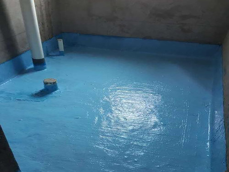 廁所防水重裝施工：使用毛刷、刮刀或鏟子等工具，將需重新做防水位置的基層清理干凈，原防水層凸起的顆粒和地上的浮灰垃圾都要清理干凈。做好基層準備工作后，先使用閃凝漿料將防水層封堵開槽管道縫，進行填實抹平。對墻角、陰陽角、管根、地漏等容易漏水的防水薄弱部位先進行仔細均勻涂刷，使用滾刷進行第一遍大面積涂刷防水涂料。