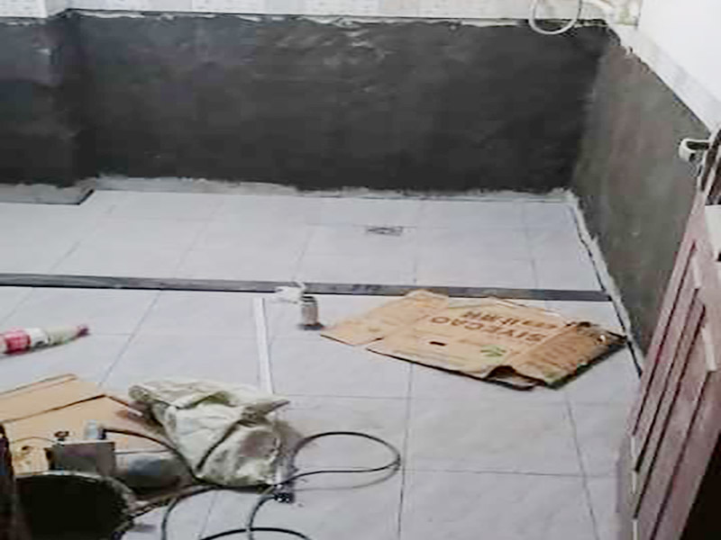 衛生間貼磚裝修：先將所需材料準備好，然后將水泥與建筑膠混合拌勻，用鏟刀將其鏟到地面刮平再將瓷磚鋪上刀壓實，這樣按照這樣的方式自上而下或自左而右來進行貼磚即可。 衛生間在進行貼瓷磚時，首先要注意的就是防水方面的問題。因此，必須要在鋪磚之前就把衛生間墻面與地面的防水做好，這樣就能避免鋪磚之后出現滲水漏水的現象。 貼磚過程中不要為了防水就把瓷磚縫隙留的太小，這樣很容易導致瓷磚熱脹冷縮，最好將瓷磚擠壞，到時候再想貼瓷磚就非常困難了。 瓷磚在使用之前泡水是為了在鋪貼過程中，它的粘度會更加牢固，但要注意有些商家是允許剩余的瓷磚可以退款的，但是如果是泡水了的話，就不能退了，所以不要將所有的瓷磚都泡水。
