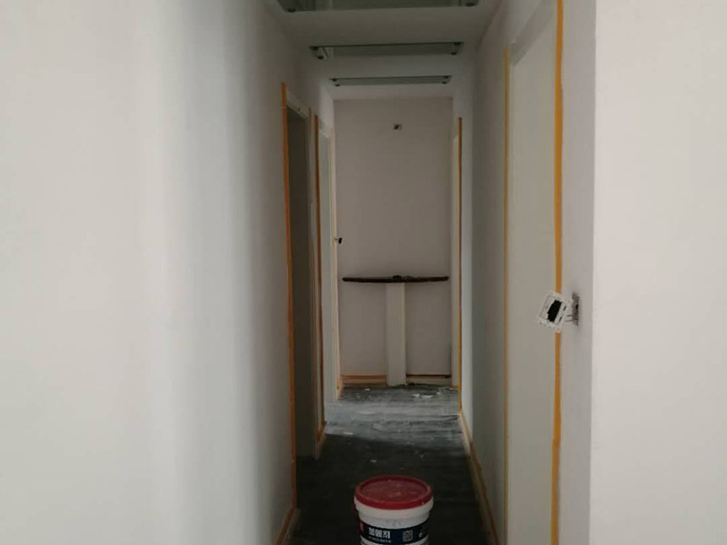 全屋墻面批刮膩子：刮膩子對不同的墻體有著不同的要求，像比較常見的混凝土的墻面，會出現(xiàn)一些氣孔與鼓起的現(xiàn)象，所以就要先把墻面修平整掉，磨平凸起處，填補凹陷處。如果是預(yù)制混凝土的墻面，那么它的表面層就會有一些砂礫與疙瘩的現(xiàn)象，這個時候就需要專業(yè)的施工人員，使用用鋼絲刷把墻面整體的刷一遍。基層做好處理后，墻面還是會有一些凹陷的地方，這個時候就可以用石膏膩子來補平。將石膏膩子壓實凹陷處，橫抹豎起的地方再重新刮一遍，這樣來確保墻面的平整。