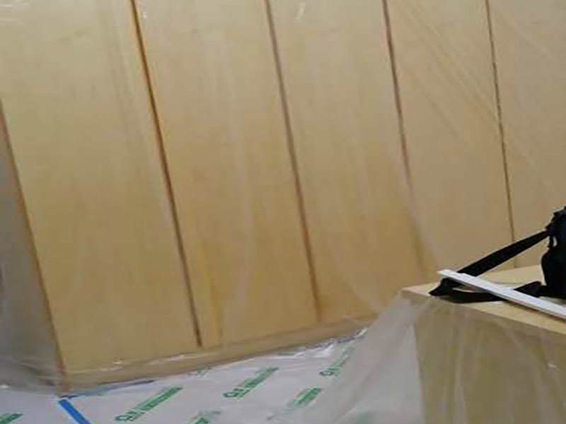 地面成品保護：入戶門扇用公司統一的門貼進行全面包裹保護，用透明膠帶將保護膜粘貼牢固平整。 用標準保護膜將門框三面保護完整并固定牢固。 工程完工后拆除保護膜時如果有粘貼時的膠痕，應用酒精或專用的清污劑清除膠痕。 木地板施工前，將地面用吸塵器清理干凈。 木地板施工后，用產品自帶的防潮墊或標準保護在通道鋪貼進行保護。