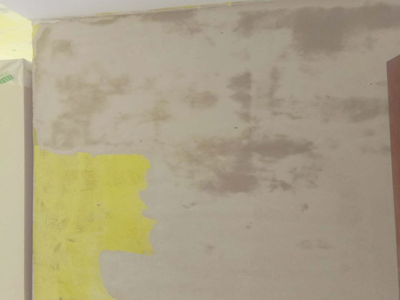 局部掛網刮膩子：1、先對墻面涂刷一遍界面劑；2、查看一下墻面有沒有裂縫的情況，如果有那么要利用白乳膠和牛皮紙，修復裂縫處；3，利用石膏對墻面不平整的地方進行找平，保證墻面的平整誤差是在0.5公分以內；4、將網格布按照從上到下、從左到右的順序平整的張貼在墻上；5、給墻面涂刷兩遍到三遍膩子粉。