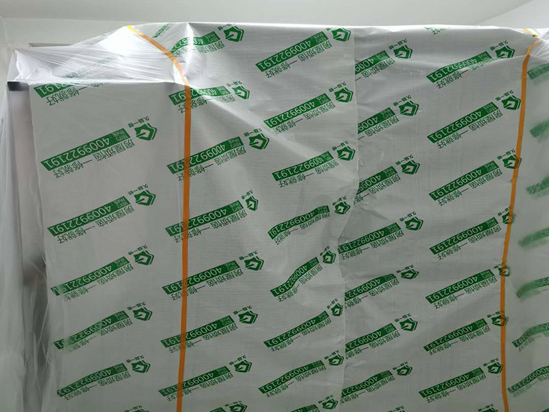 全屋成品保護：入戶門扇用公司統(tǒng)一的門貼進行全面包裹保護，用透明膠帶將保護膜粘貼牢固平整。 用標(biāo)準(zhǔn)保護膜將門框三面保護完整并固定牢固。 工程完工后拆除保護膜時如果有粘貼時的膠痕，應(yīng)用酒精或?qū)Ｓ玫那逦蹌┣宄z痕。 潔具安裝后將其用原包裝紙箱進行封閉或用闊達標(biāo)準(zhǔn)保護膜包裹嚴(yán)密。 花灑、龍頭等潔具五金用原產(chǎn)品配套的保護膜進行包裹或用成品保護膜包裹嚴(yán)密。 木地板施工前，將地面用吸塵器清理干凈。 木地板施工后，用產(chǎn)品自帶的防潮墊或標(biāo)準(zhǔn)保護在通道鋪貼進行保護。