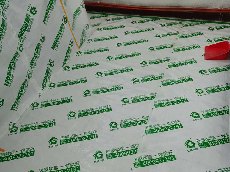 全屋成品保護：入戶門扇用公司統(tǒng)一的門貼進行全面包裹保護，用透明膠帶將保護膜粘貼牢固平整。 用標(biāo)準(zhǔn)保護膜將門框三面保護完整并固定牢固。 工程完工后拆除保護膜時如果有粘貼時的膠痕，應(yīng)用酒精或?qū)Ｓ玫那逦蹌┣宄z痕。 潔具安裝后將其用原包裝紙箱進行封閉或用闊達標(biāo)準(zhǔn)保護膜包裹嚴(yán)密。 花灑、龍頭等潔具五金用原產(chǎn)品配套的保護膜進行包裹或用成品保護膜包裹嚴(yán)密。 木地板施工前，將地面用吸塵器清理干凈。 木地板施工后，用產(chǎn)品自帶的防潮墊或標(biāo)準(zhǔn)保護在通道鋪貼進行保護。