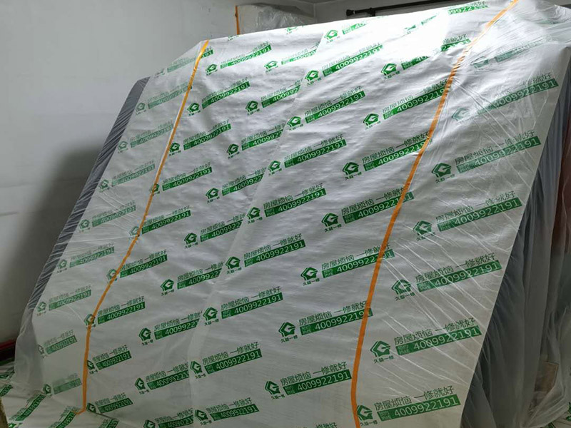 全屋成品保護：入戶門扇用公司統(tǒng)一的門貼進行全面包裹保護，用透明膠帶將保護膜粘貼牢固平整。 用標(biāo)準(zhǔn)保護膜將門框三面保護完整并固定牢固。 工程完工后拆除保護膜時如果有粘貼時的膠痕，應(yīng)用酒精或?qū)Ｓ玫那逦蹌┣宄z痕。 潔具安裝后將其用原包裝紙箱進行封閉或用闊達標(biāo)準(zhǔn)保護膜包裹嚴(yán)密。 花灑、龍頭等潔具五金用原產(chǎn)品配套的保護膜進行包裹或用成品保護膜包裹嚴(yán)密。 木地板施工前，將地面用吸塵器清理干凈。 木地板施工后，用產(chǎn)品自帶的防潮墊或標(biāo)準(zhǔn)保護在通道鋪貼進行保護。