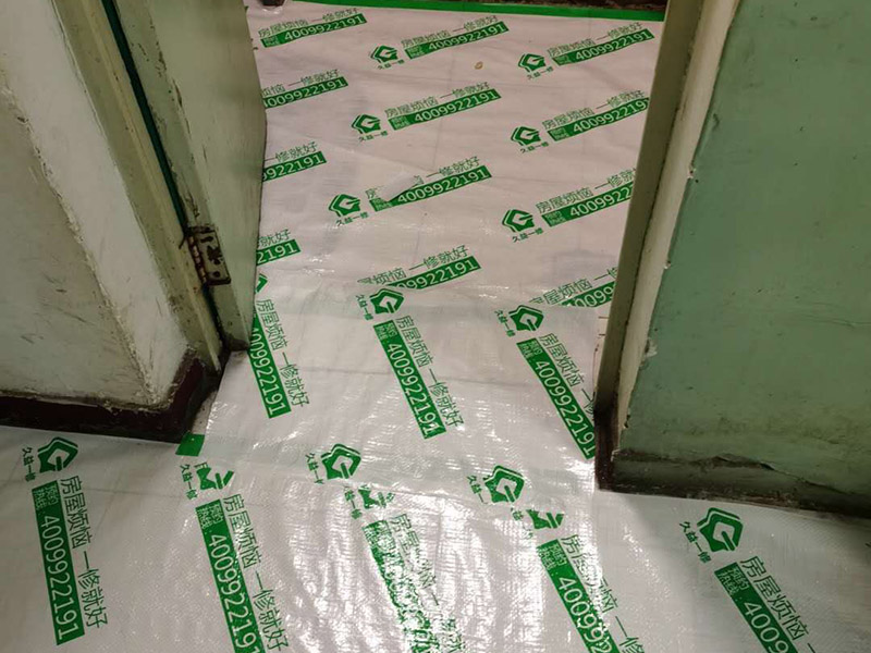 全屋成品保護：入戶門扇用公司統(tǒng)一的門貼進行全面包裹保護，用透明膠帶將保護膜粘貼牢固平整。 用標(biāo)準(zhǔn)保護膜將門框三面保護完整并固定牢固。 工程完工后拆除保護膜時如果有粘貼時的膠痕，應(yīng)用酒精或?qū)Ｓ玫那逦蹌┣宄z痕。 潔具安裝后將其用原包裝紙箱進行封閉或用闊達標(biāo)準(zhǔn)保護膜包裹嚴(yán)密。 花灑、龍頭等潔具五金用原產(chǎn)品配套的保護膜進行包裹或用成品保護膜包裹嚴(yán)密。 木地板施工前，將地面用吸塵器清理干凈。 木地板施工后，用產(chǎn)品自帶的防潮墊或標(biāo)準(zhǔn)保護在通道鋪貼進行保護。