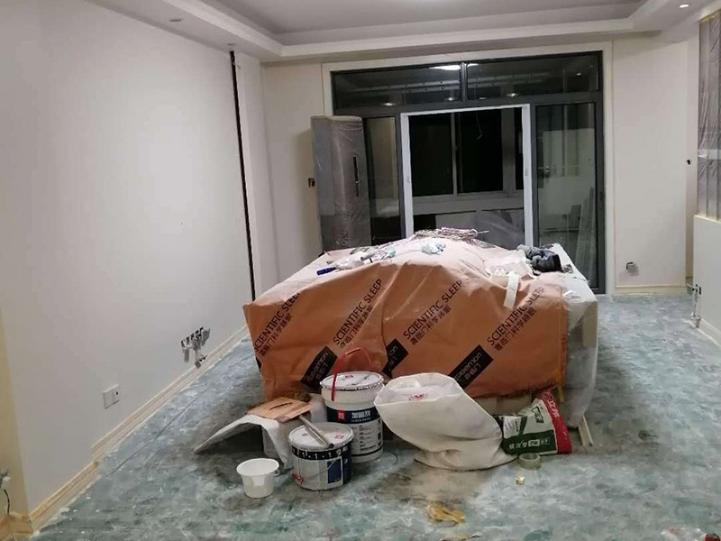 墻面乳膠漆粉刷：首先，我們先開始刷底漆，讓其起到一個改善墻面表層屬性以增強墻面吸附力的作用，之后在上漆效果會更好; 在施工時，如果你覺得墻面還是不夠細膩，仍然有一些小顆粒的話，你可以用600#的水砂輕微的清理一下墻面; 第一遍油漆刷完之后，隔2-4小時再刷一次，之后也是這樣循環。有的小伙伴會說，時間概念不強，那可以用手指去壓一下，沒有粘稠感的話，就可以再次上漆了。