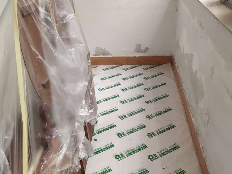 地板家具成品保護：各類裝修物料的進場、建筑裝修垃圾的清理都必須經過入戶門。在對物品進行搬運時，難免會與入戶門發生磕碰及摩擦。水電改造是基礎裝修，水電裝修的質量好壞，直接決定著后期的施工和使用。因此，在進行水電改造時，同樣需要做好成品保護工作。水電改造完成后，應當對各種管線進行規范的固定，以防脫落;對裸露的線頭要進行包裹，以防發生觸電的危險;做好地面裸線管的固定和保護，防止被踩壞。同時，在搬運物料時，也不要破壞地面鋪設的管線。進行裝修施工時，磁環邊鋪邊勾縫，在崗鋪設的瓷磚、地板上堆放雜物、走動踩踏，地板沒有使用成品保護膜覆蓋等都會影響瓷磚及地板的鋪貼效果，使瓷磚出現施工質量問題。