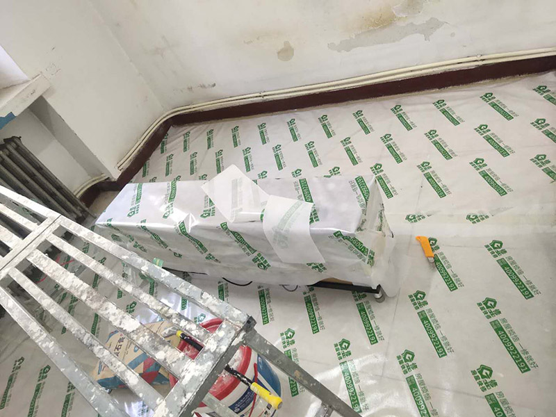 地板家具成品保護：各類裝修物料的進場、建筑裝修垃圾的清理都必須經過入戶門。在對物品進行搬運時，難免會與入戶門發生磕碰及摩擦。水電改造是基礎裝修，水電裝修的質量好壞，直接決定著后期的施工和使用。因此，在進行水電改造時，同樣需要做好成品保護工作。水電改造完成后，應當對各種管線進行規范的固定，以防脫落;對裸露的線頭要進行包裹，以防發生觸電的危險;做好地面裸線管的固定和保護，防止被踩壞。同時，在搬運物料時，也不要破壞地面鋪設的管線。進行裝修施工時，磁環邊鋪邊勾縫，在崗鋪設的瓷磚、地板上堆放雜物、走動踩踏，地板沒有使用成品保護膜覆蓋等都會影響瓷磚及地板的鋪貼效果，使瓷磚出現施工質量問題。