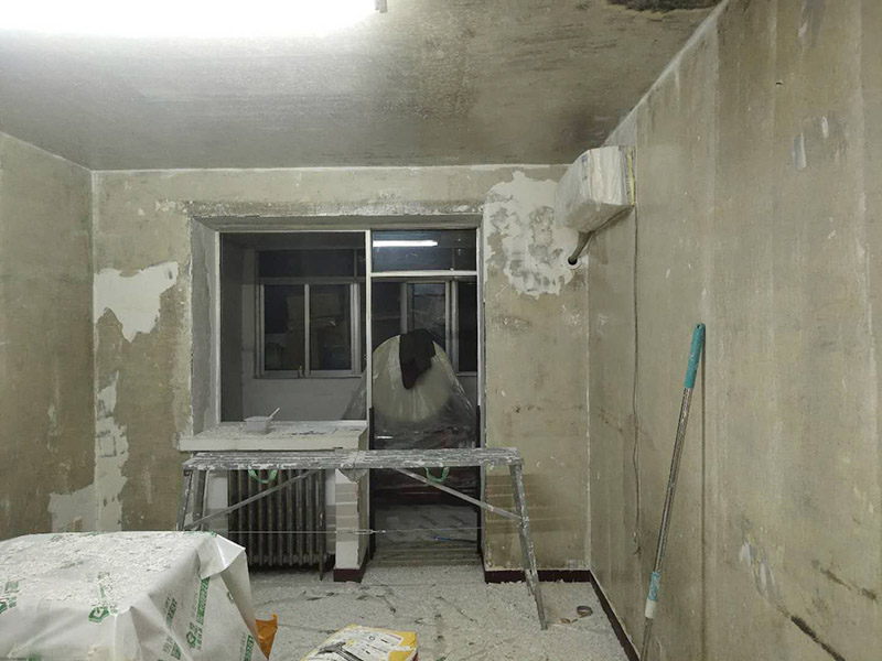 全屋墻面鏟除翻新：首先用水將墻面浸濕，這樣在鏟除墻面時比較省力，墻面必須要鏟到露出水泥砂漿面。然后是涂刷界面劑，一定要全部都刷到而且要均勻。墻面的裂縫通常都是用牛皮紙帶及白乳膠來貼住，但不能保證它能百分百不再開裂。 如果墻面凹凸不平，那么就需要用石膏來找平，誤差最好不要超過0.5公分。非承重墻一般都是需要貼布的，所以最好選擇質(zhì)地好的墻布和白乳膠，有條件的話可以使用網(wǎng)格布，對于防裂效果會更好。 墻面在刷底漆時，一定要把每個地方都刷到并且要均勻。刷底漆要使用質(zhì)地好滾筒，以免影響到底漆涂刷的效果。在膩子打磨之后，墻面都會留下一些比較難看的坑眼，特別是在刷漆后非常明顯，所以需要找補。在找補時一定要打磨平整，為了避免出現(xiàn)色差坑眼在底漆里多加一點水再涂刷。