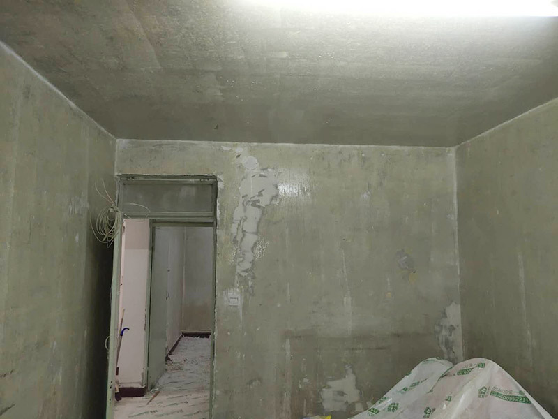 全屋墻面鏟除翻新：首先用水將墻面浸濕，這樣在鏟除墻面時比較省力，墻面必須要鏟到露出水泥砂漿面。然后是涂刷界面劑，一定要全部都刷到而且要均勻。墻面的裂縫通常都是用牛皮紙帶及白乳膠來貼住，但不能保證它能百分百不再開裂。 如果墻面凹凸不平，那么就需要用石膏來找平，誤差最好不要超過0.5公分。非承重墻一般都是需要貼布的，所以最好選擇質(zhì)地好的墻布和白乳膠，有條件的話可以使用網(wǎng)格布，對于防裂效果會更好。 墻面在刷底漆時，一定要把每個地方都刷到并且要均勻。刷底漆要使用質(zhì)地好滾筒，以免影響到底漆涂刷的效果。在膩子打磨之后，墻面都會留下一些比較難看的坑眼，特別是在刷漆后非常明顯，所以需要找補。在找補時一定要打磨平整，為了避免出現(xiàn)色差坑眼在底漆里多加一點水再涂刷。