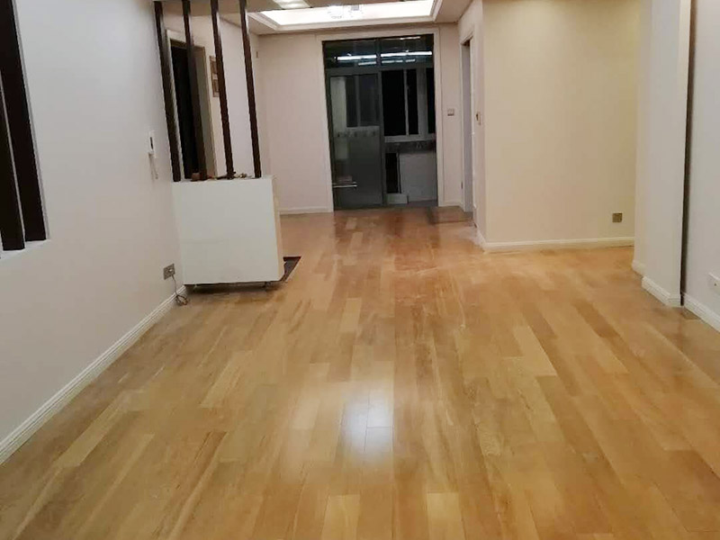 乳膠漆翻新裝修：1、使用吸塵器進行除塵工序，利用吸塵器的毛刷充分摩擦被清潔表面，去除灰塵。 2、對于局部污染或是有油漬的地方，需要使用聚氨酯稀釋劑來清洗。 3、局部有霉藻的部位，需要使用防霉溶液清洗，晾干或噴濕后鏟除。 4、對于已經剝落或是破損的地方，先將破損部位松動的部分打磨掉，清理干凈，再使用柔性膩子進行修補。待表面修補平整后，再涂裝底漆。5、先將破損、松動的部分清理干凈，使用柔性膩子進行修補，表面修補平整后涂裝805膠水。 6、在涂刷膠水的基層上滿刮膩子膏。 7、涂刷底漆，要均勻涂刷一遍，要求無露底、流墜現象。 8、 涂刷面漆， 均勻涂刷兩遍，待靠前遍干燥后涂刷第二遍，要求無露底、流墜。