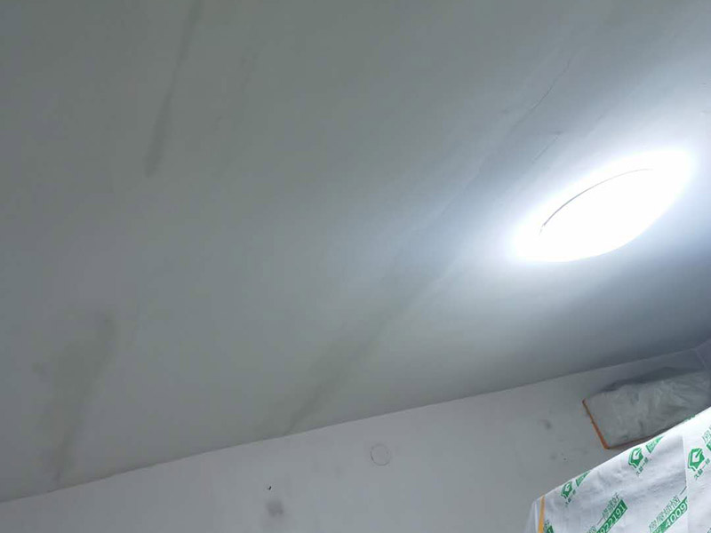 天花板墻面修補：如大面積出現裂縫的話，將du開裂處墻面基底鑿成“U”型狀，“U”型槽間距大于20CM以上，并對鑿好的基底進行鑿毛處理，再掛鋼絲網。然后造在采用帶有彈性的裝飾材料對裂縫處涂刷，彌補墻壁裂縫問題。 把開裂的漆膜部分鏟掉，用彈性膩子把裂縫填平； 使用彈性墻面漆進行施工，對于吸水性過強的基層需用底漆進行處理；避免在溫度較高及濕度太低的情況下施工； 涂刷時漆膜不能太厚。噴涂時注意避免霧化過度。