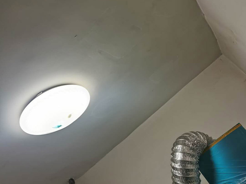 天花板墻面修補：如大面積出現裂縫的話，將du開裂處墻面基底鑿成“U”型狀，“U”型槽間距大于20CM以上，并對鑿好的基底進行鑿毛處理，再掛鋼絲網。然后造在采用帶有彈性的裝飾材料對裂縫處涂刷，彌補墻壁裂縫問題。 把開裂的漆膜部分鏟掉，用彈性膩子把裂縫填平； 使用彈性墻面漆進行施工，對于吸水性過強的基層需用底漆進行處理；避免在溫度較高及濕度太低的情況下施工； 涂刷時漆膜不能太厚。噴涂時注意避免霧化過度。